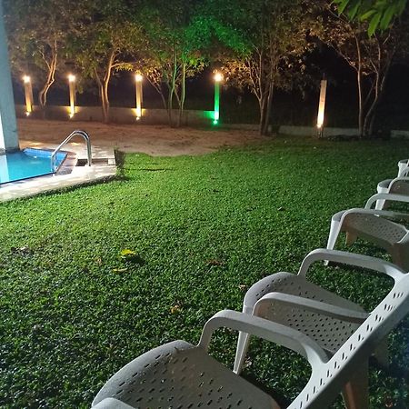 Queen'S Tower Grand Kurunegala Luaran gambar